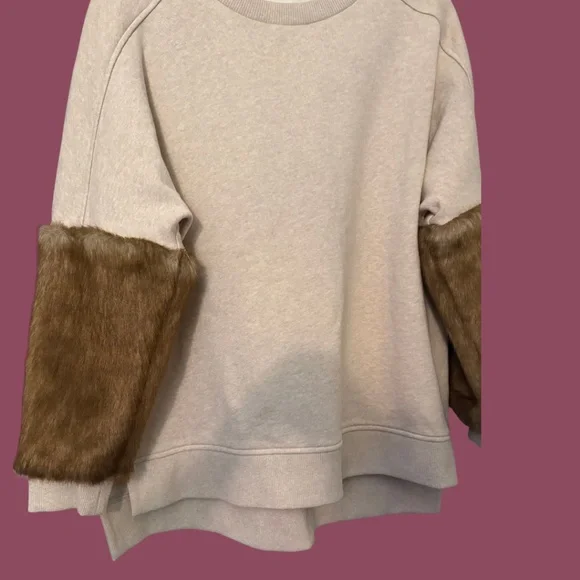 ⭐️ Elie Tahari Chante Knit Sweatshirt with Faux Fur Sleeves - Size Medium - NWOT - Picture 5 of 7